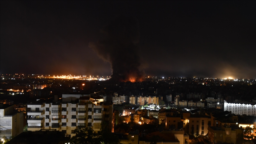 İsrail hava saldırılarının sürdüğü Lübnan’ın başkenti Beyrut’un güneyinde arka arkaya