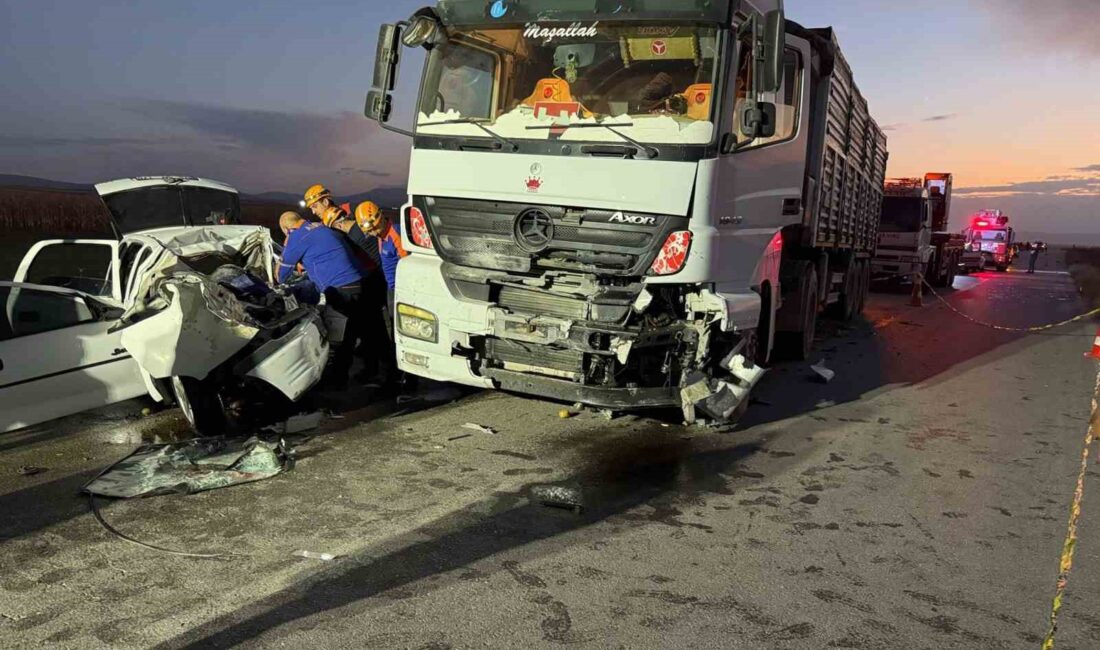 Afyonkarahisar’da tır ile otomobilin çarpıştığı kazada 3 kişi hayatını kaybetti.