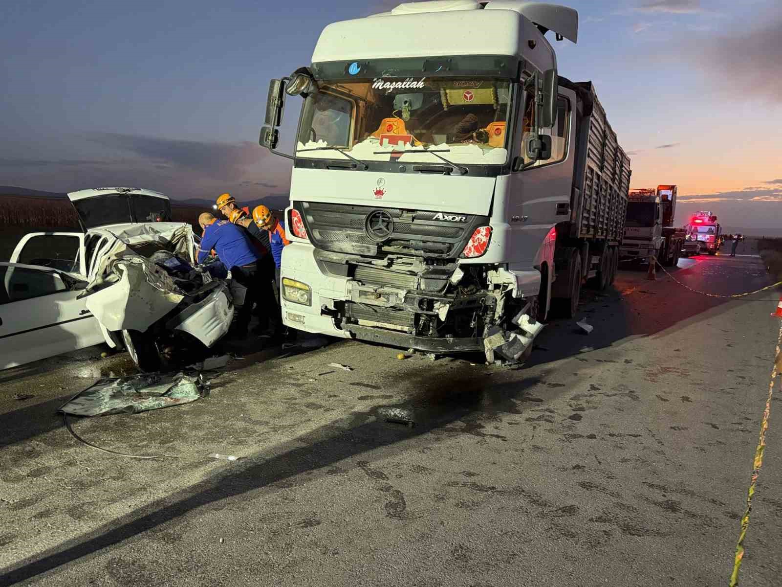 Afyonkarahisar’da tır ile otomobilin çarpıştığı kazada 3 kişi hayatını kaybetti.
