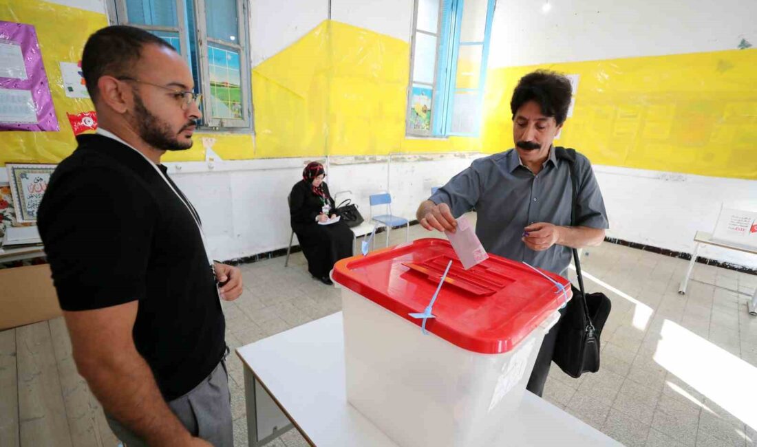TUNUS’TA HALK CUMHURBAŞKANLIĞI SEÇİMİ İÇİN SANDIK BAŞINDA