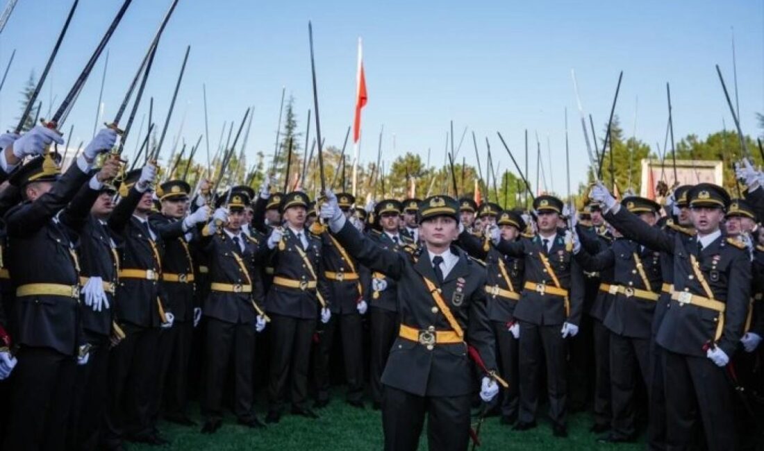 Afyonkarahisar Barosu Kara Harp Okulu dönem birincisi Ebru Eroğlu, geleneksel