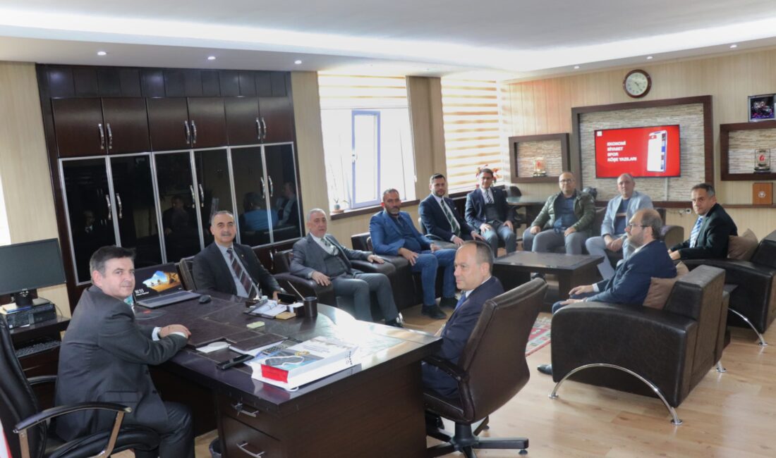 ATSO’dan Defterdar Gündüz’e ziyaret ATSO Yönetim Kurulu Başkanı Hüsnü Serteser, ATSO Meclis Başkanı Mustafa