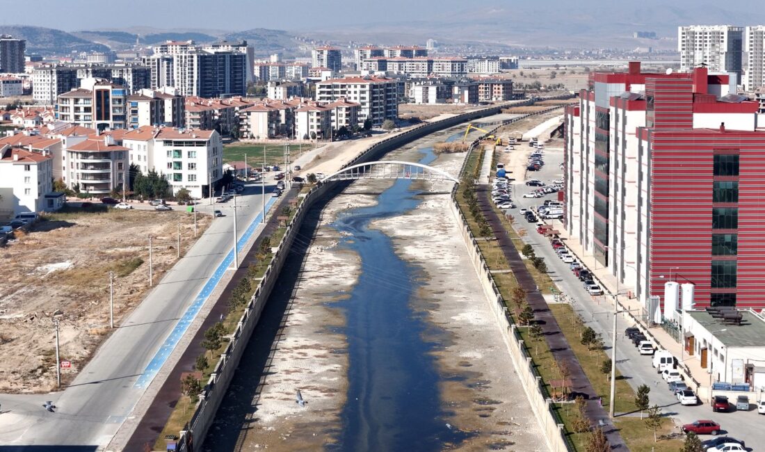 Afyonkarahisar Belediyesi, halk sağlığını tehdit eden su birikintilerini temizlemek için