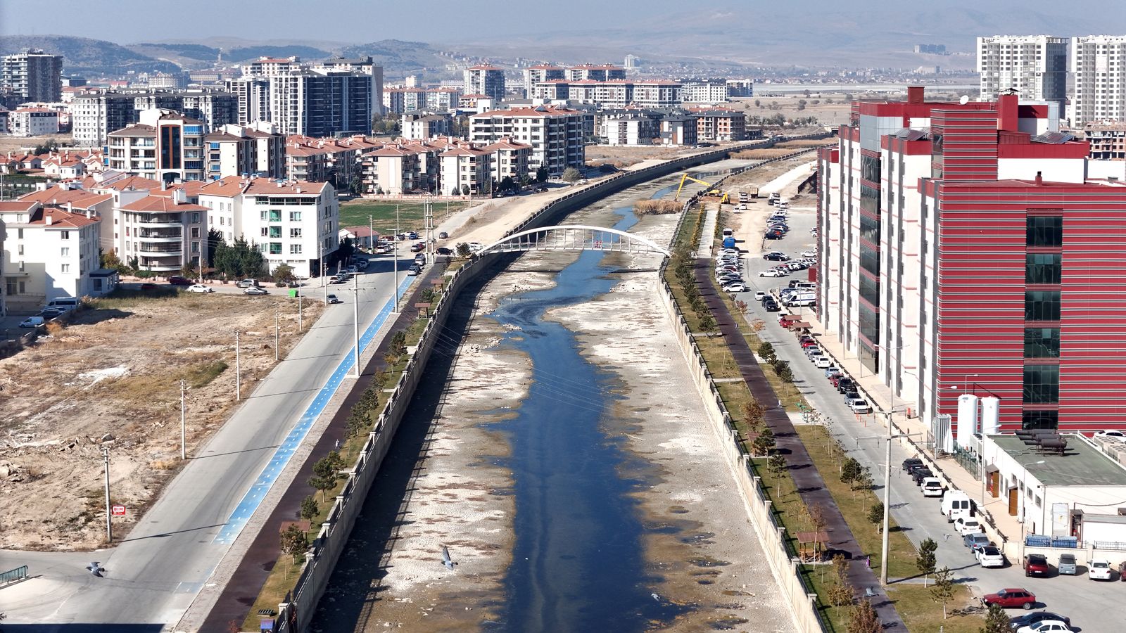Afyonkarahisar Belediyesi, halk sağlığını tehdit eden su birikintilerini temizlemek için