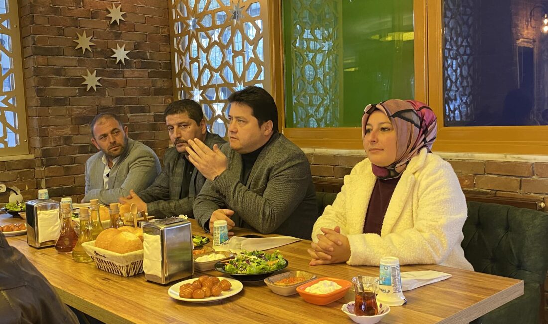 Bolvadin Belediye Başkanı Derviş Aynacı, mahalle muhtarlarıyla düzenlediği yemekli toplantıda