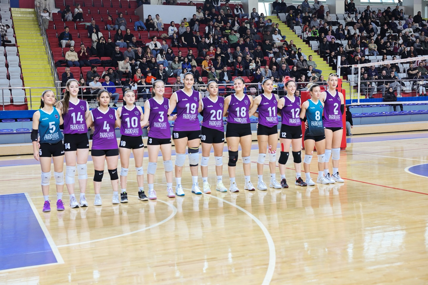 Afyon Belediye Yüntaş Antrenörü Bijen Filiz ve Kocaeli Voleybol Akademi