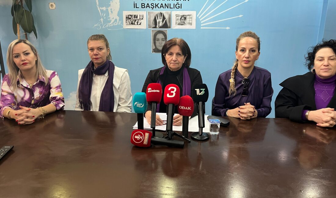 Partisinin il başkanlığında konuşan CHP Afyonkarahisar Kadın Kolları Başkanı Makbule