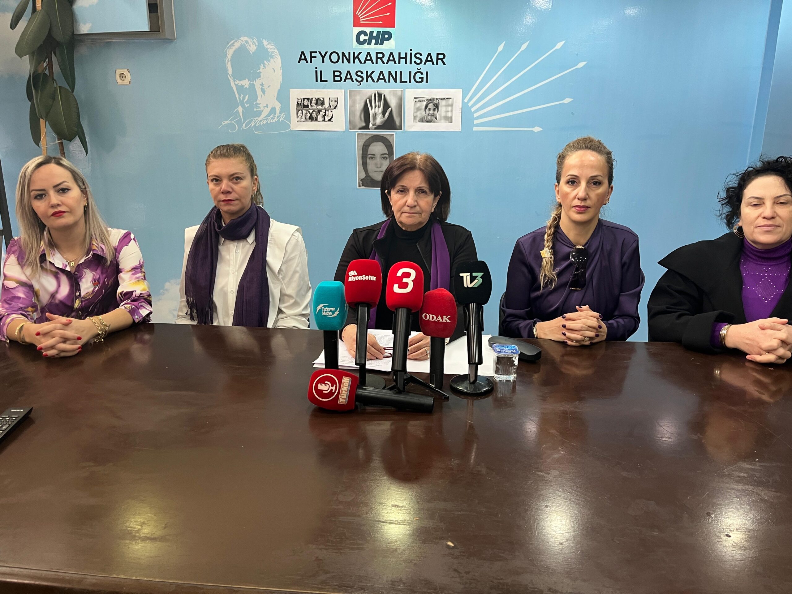 Partisinin il başkanlığında konuşan CHP Afyonkarahisar Kadın Kolları Başkanı Makbule