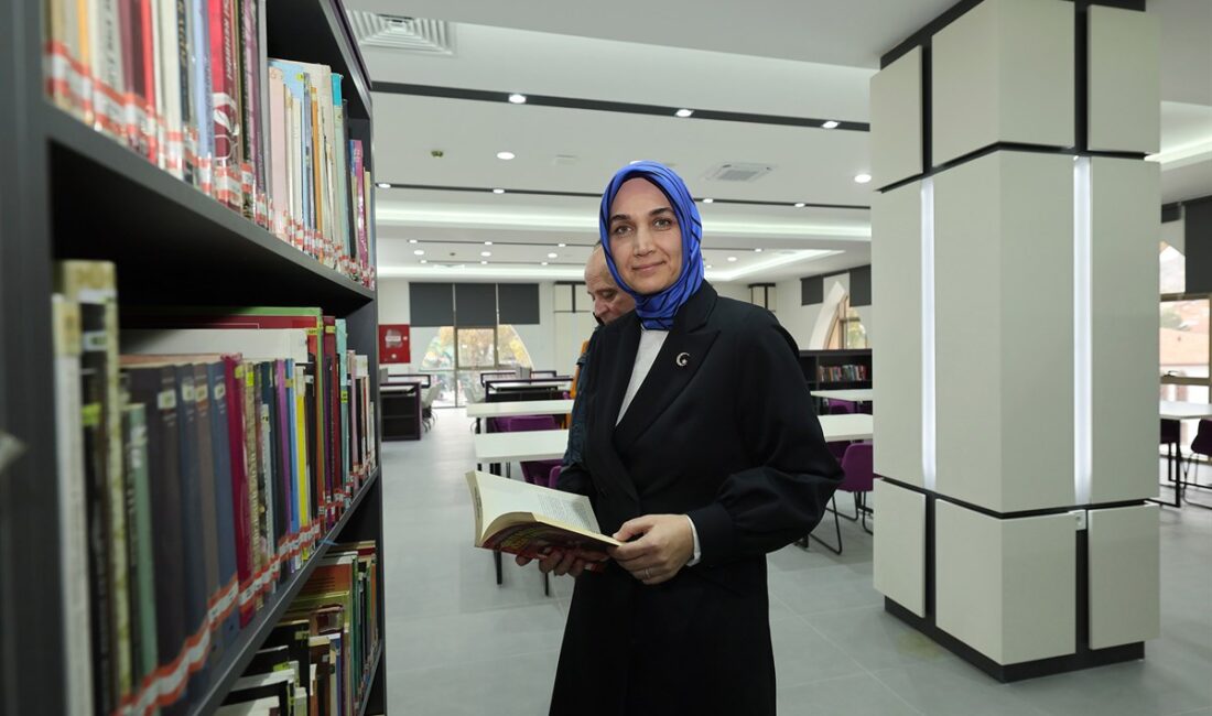 Afyonkarahisar Valisi Kübra Güran Yiğitbaşı, yeni hizmet binasında faaliyete başlayan