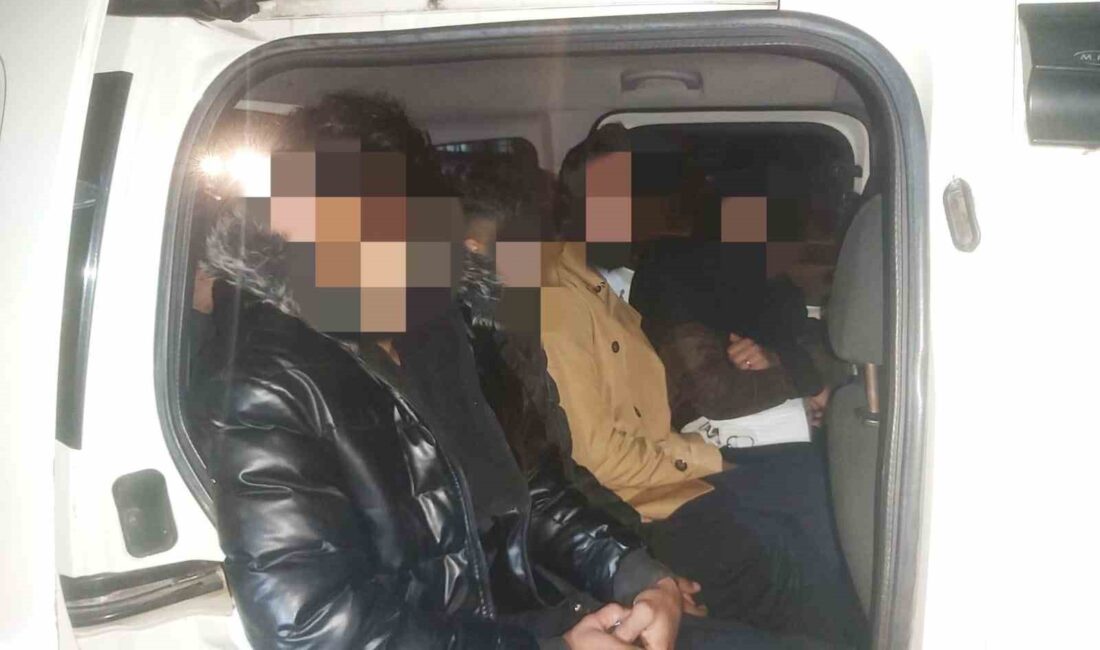 Afyonkarahisar’da polis tarafından durdurulan bir araçta 7 düzensiz göçmen yakalandı.