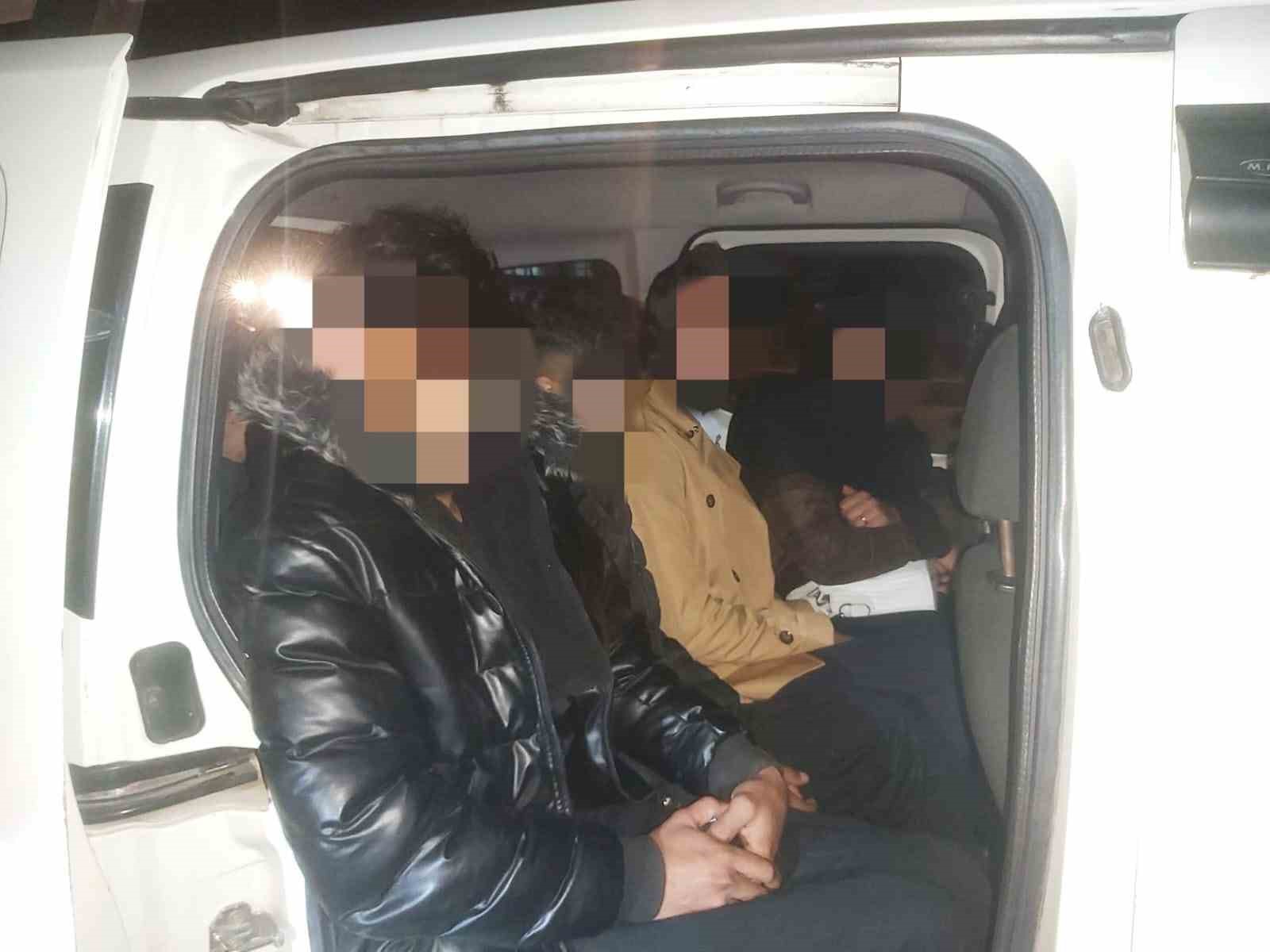 Afyonkarahisar’da polis tarafından durdurulan bir araçta 7 düzensiz göçmen yakalandı.