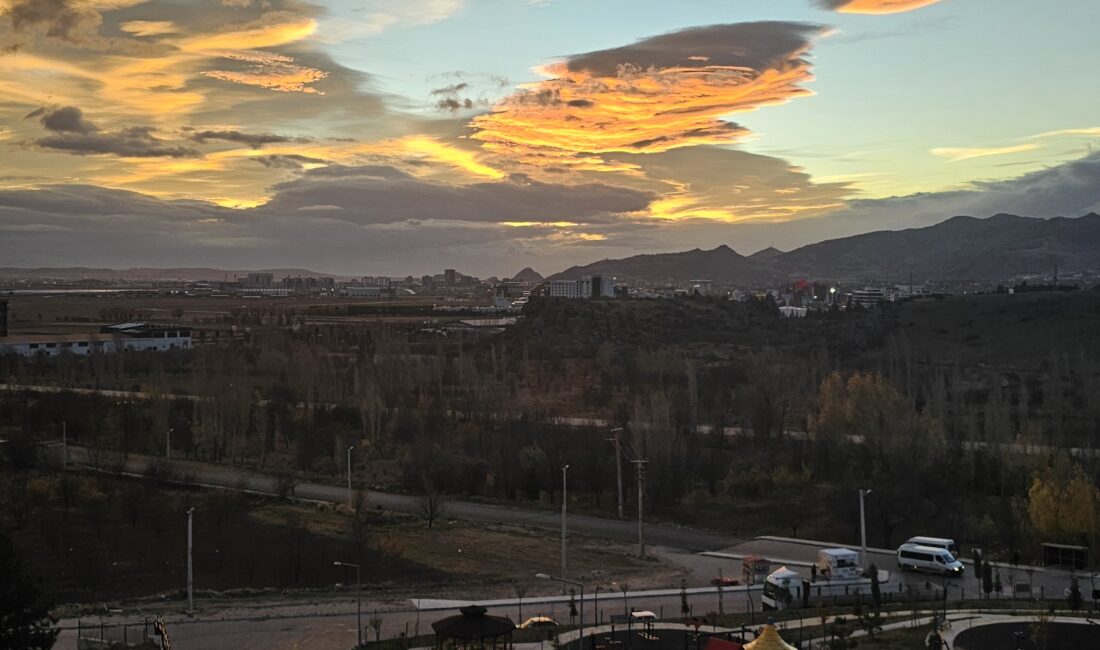 Afyonkarahisar’da bugün gökyüzünün görsel şöleni Meteoroloji’nin soğuk ve rüzgarlı hava uyarısı verdiği Afyonkarahisar’da günün ilk
