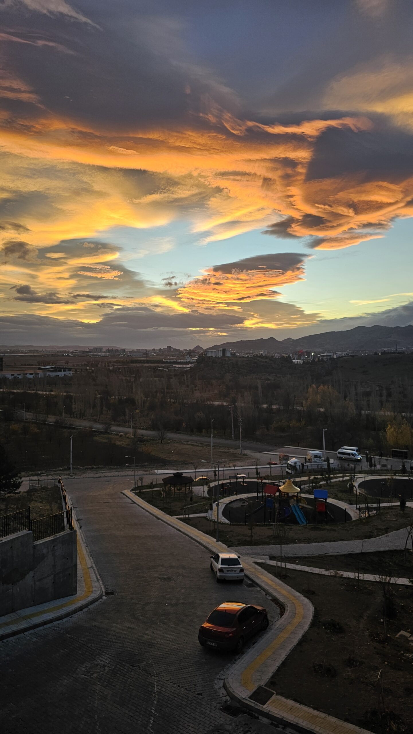 Meteoroloji’nin soğuk ve rüzgarlı hava uyarısı verdiği Afyonkarahisar’da günün ilk
