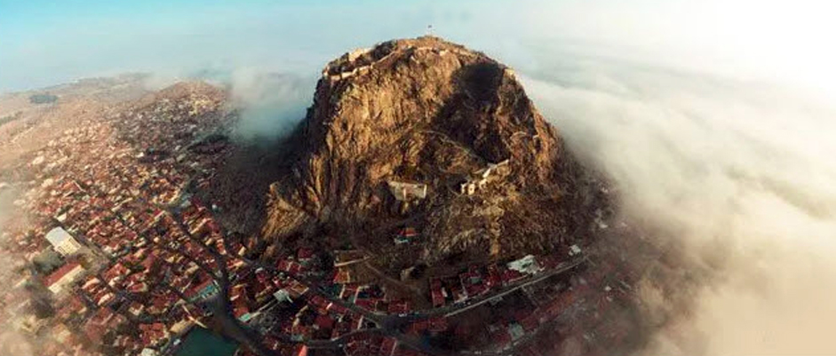 Afyonkarahisar, Ege Bölgesi’nde yer almasına rağmen, coğrafi olarak İç Anadolu