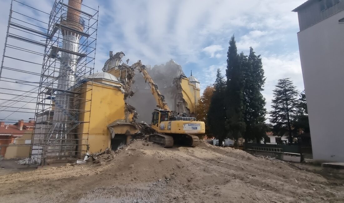 
Kütahya'nın Domaniç ilçesinde duvarlarında çatlaklar bulunan ve su sızıntısı olduğu