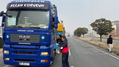 Bolvadin Belediyesi, yoğun sis nedeniyle trafiğin kapalı olduğu yolda mahsur