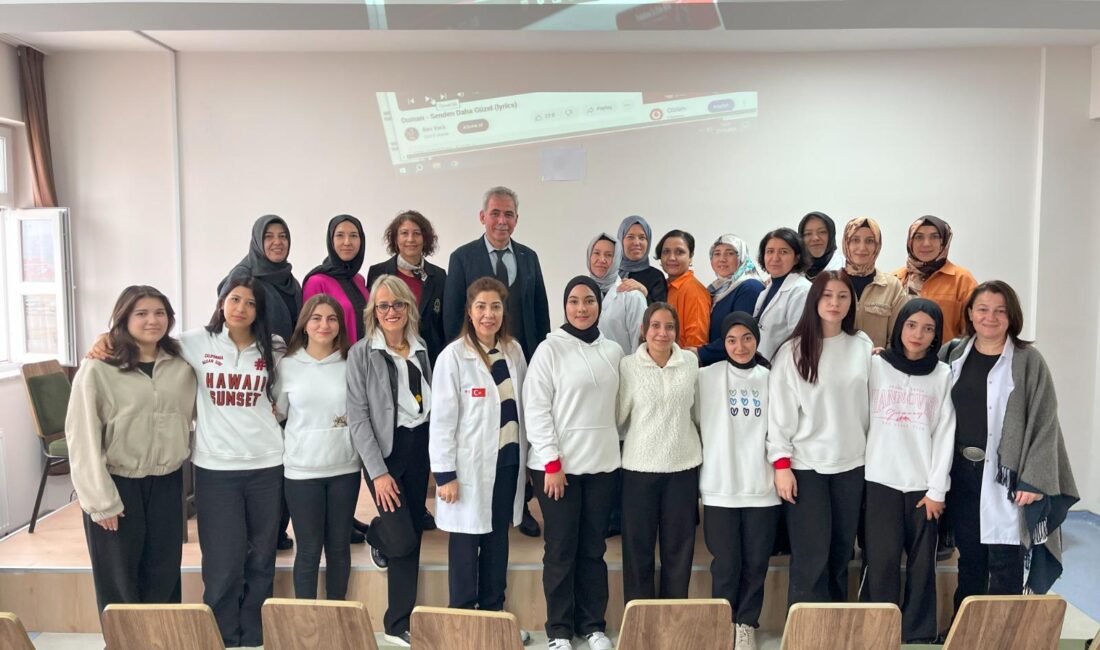 Afyonkarahisar Zübeyde Hanım Kız Mesleki ve Teknik Anadolu Lisesi öğrencileri,