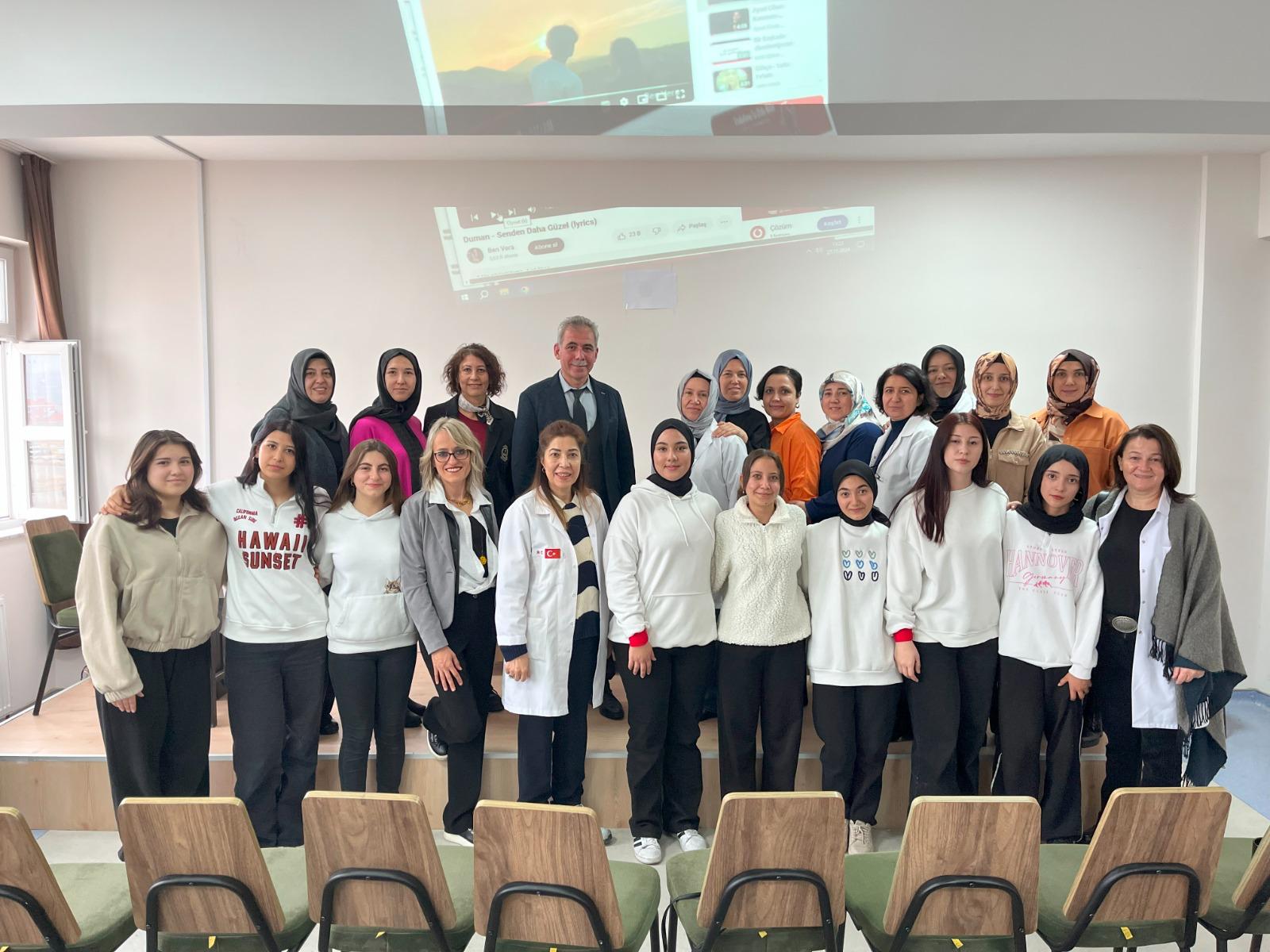 Afyonkarahisar Zübeyde Hanım Kız Mesleki ve Teknik Anadolu Lisesi öğrencileri,