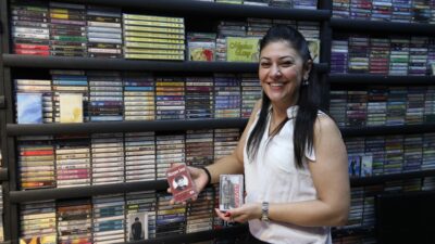 Eskişehir'de kaset satışı yapan Aynur Bulut, son zamanlarda satışların arttığını