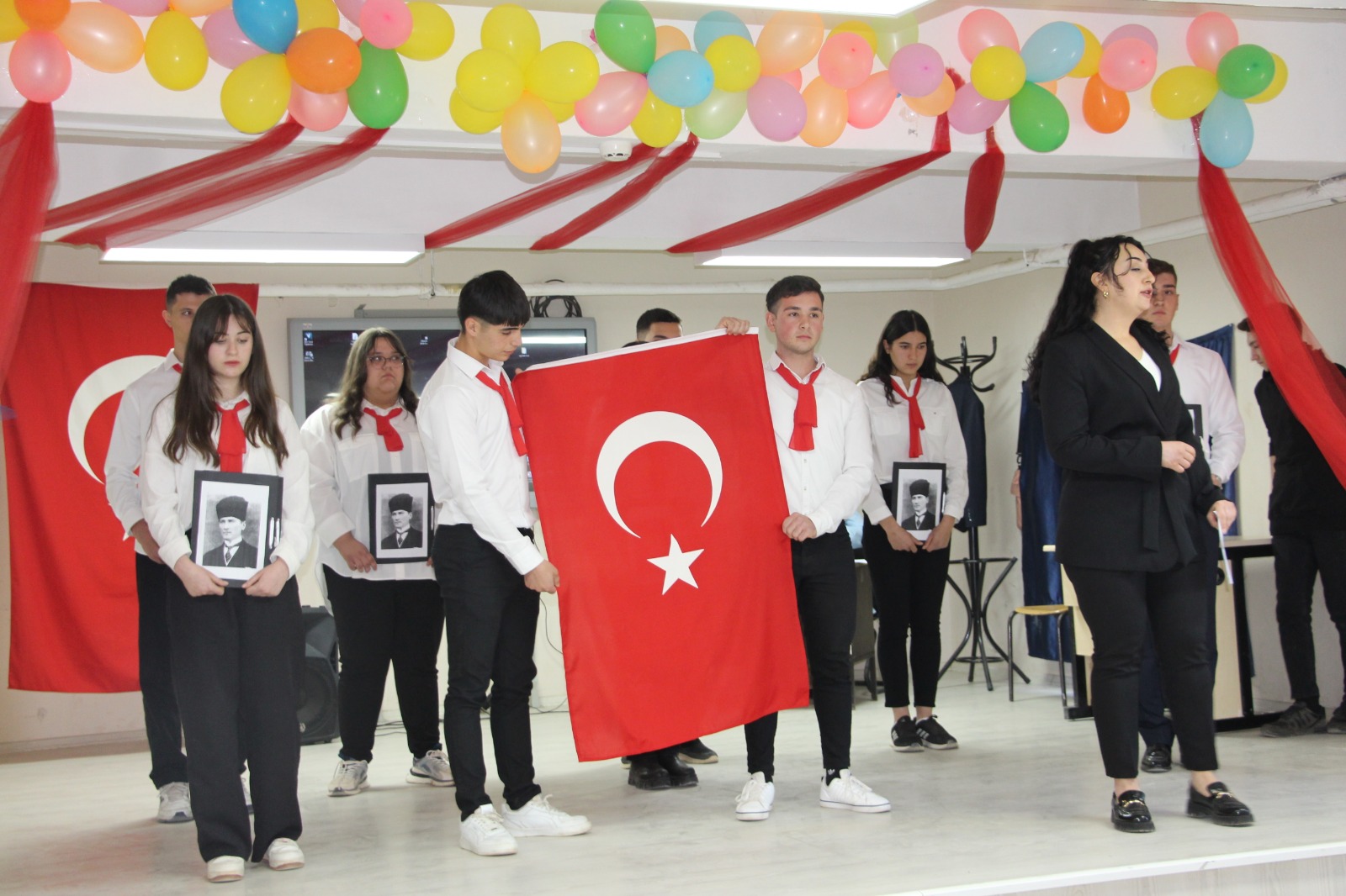 Afyonkarahisar’ın Başmakçı ilçesinde Öğretmenler Günü nedeniyle çeşitli etkinlikler gerçekleştirildi.