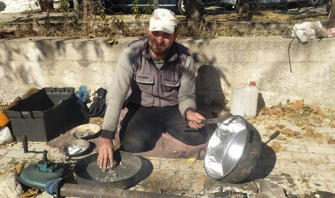 Bursalı kalaycı ustası Cengiz Özkaraç, babası ve dedesinden öğrendiği kalaycılık