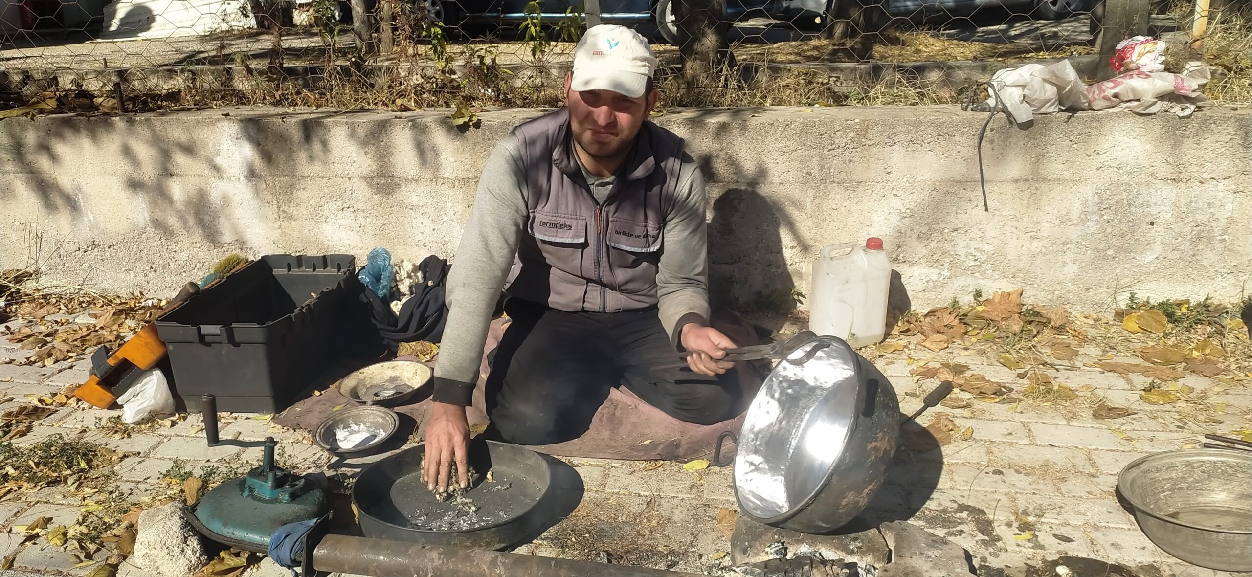 Bursalı kalaycı ustası Cengiz Özkaraç, babası ve dedesinden öğrendiği kalaycılık