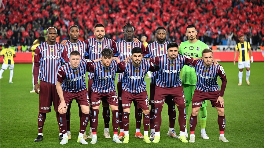 AA-20241108-36145387-36145386-TRABZONSPOR_KULUBU_FENERBAHCE_MACI_ONCESINDE_SAHAYA_GIREN_KOPEGI_SAHIPLENDI Trendyol Süper Lig’in 11. haftasında 3 Kasım Pazar günü
