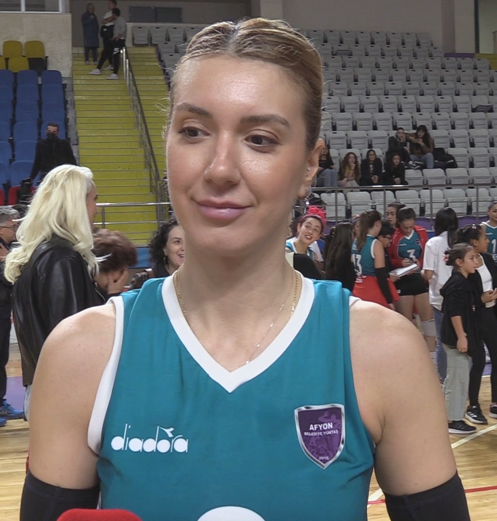 Afyon Belediyesi Yüntaş Voleybol Takımı’nın Kaptan Tuğçe Dalan ve sporculardan