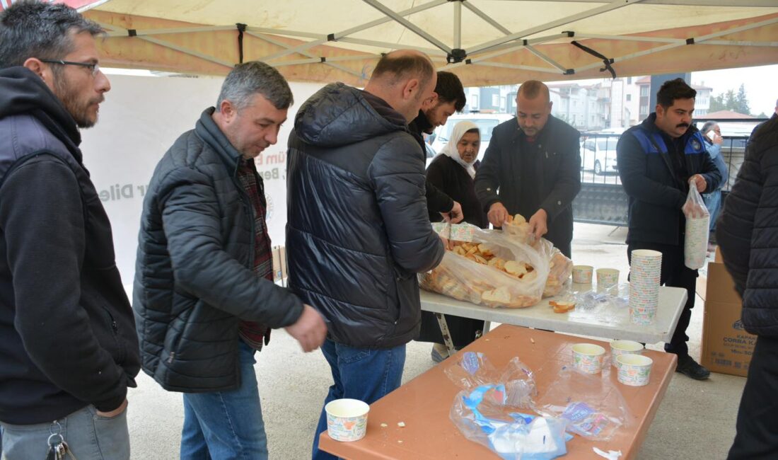 Dinar Belediye Başkanı Veysel Topçu’nun talimatıyla, Salı Pazarı’nda esnafına sıcak