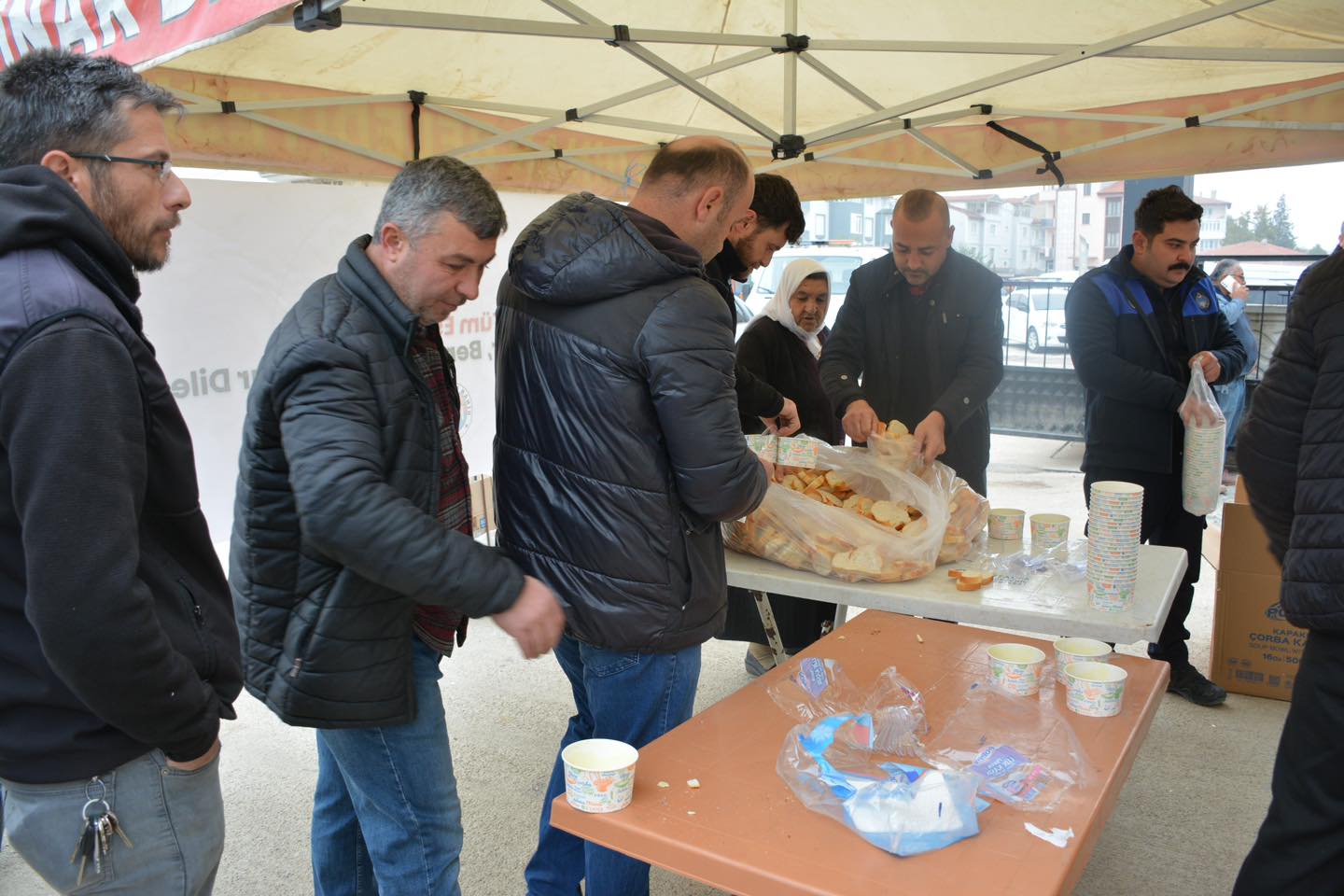 Dinar Belediye Başkanı Veysel Topçu’nun talimatıyla, Salı Pazarı’nda esnafına sıcak