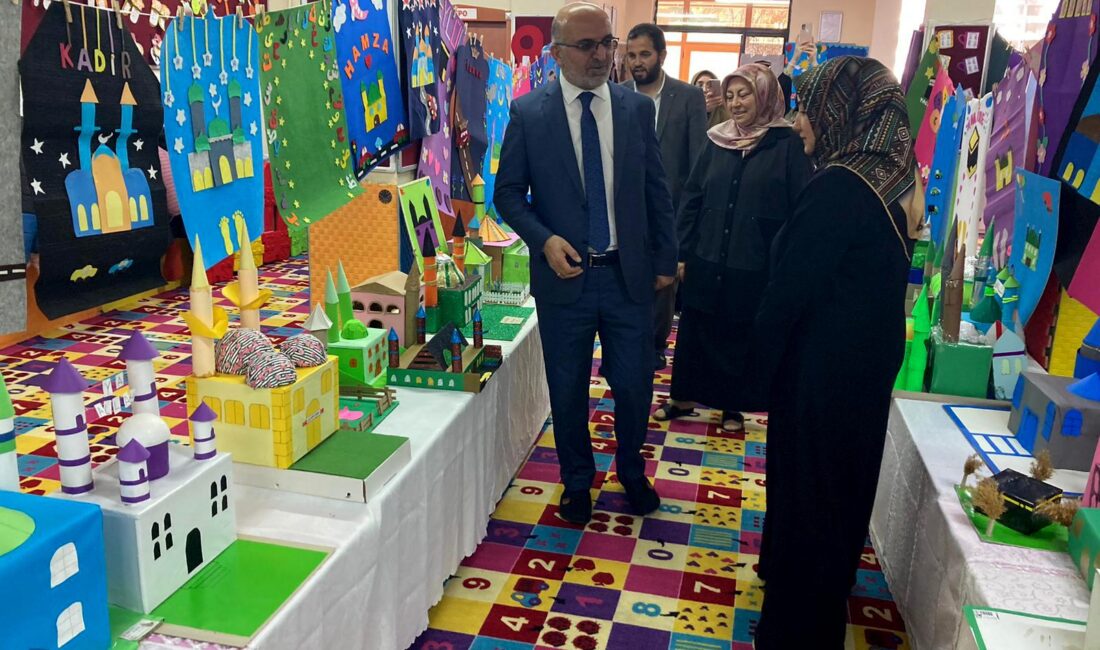 Miniklerden ‘İlk Seccadem ve İlk Namaz’ sergisi Afyonkarahisar İl Müftüsü Lütfü İmamoğlu ile Müftü Yardımcısı Ayşegül Müftüoğlu