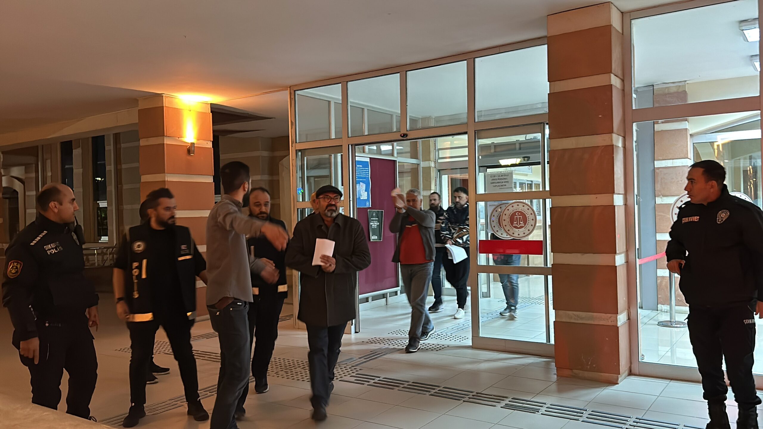 Kastamonu Entegre firmasını, belgede sahtecilik ve benzeri yöntemlerle 100 milyon