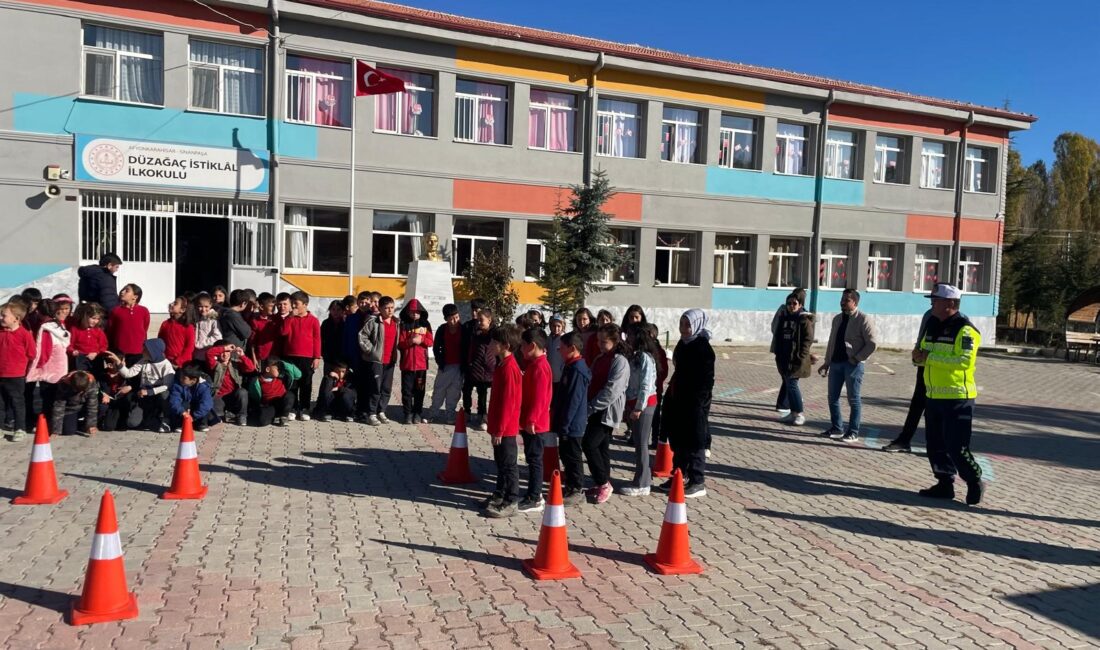 Afyonkarahisar’da jandarma ekipleri 75 öğrenciye güvenli trafik eğitimi verdi.
