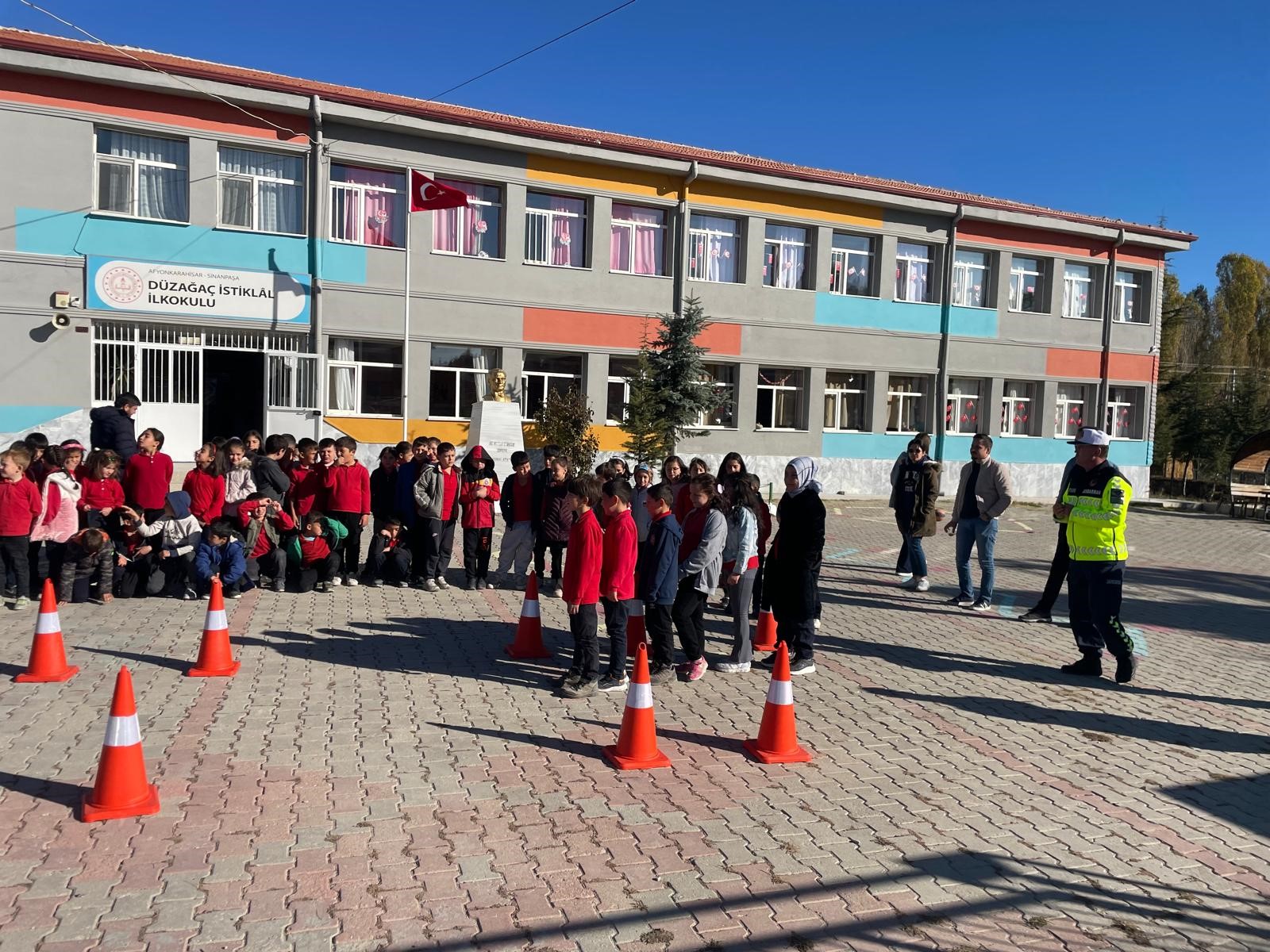 Afyonkarahisar’da jandarma ekipleri 75 öğrenciye güvenli trafik eğitimi verdi.