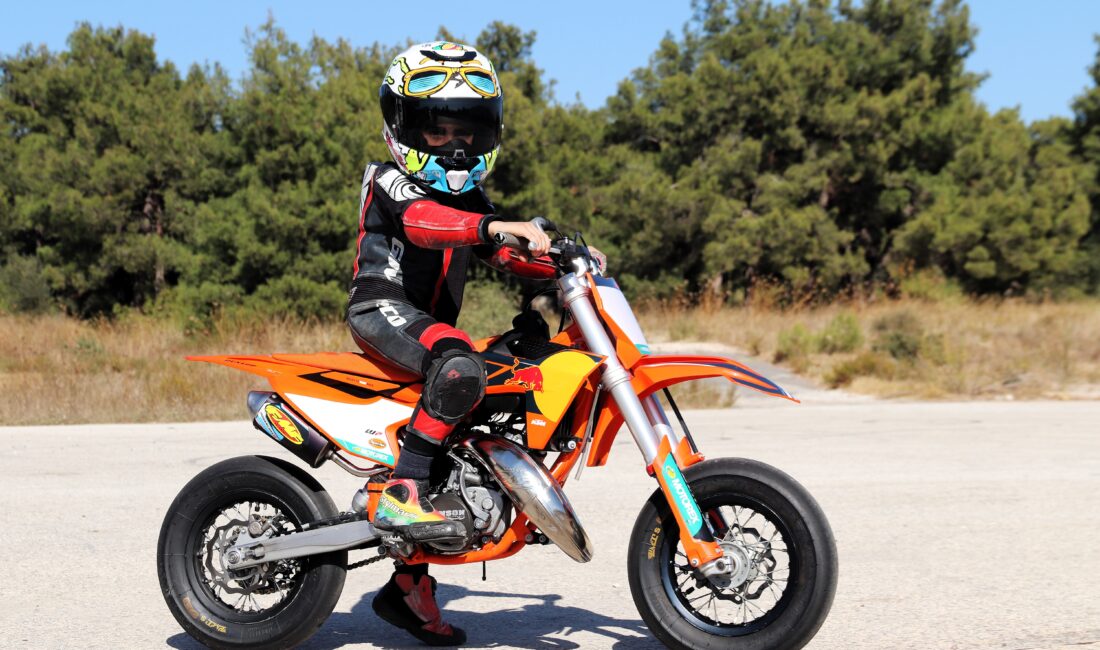 İzmir'de 2 yaşından itibaren motora binmeye başlayan 6 yaşındaki Ali