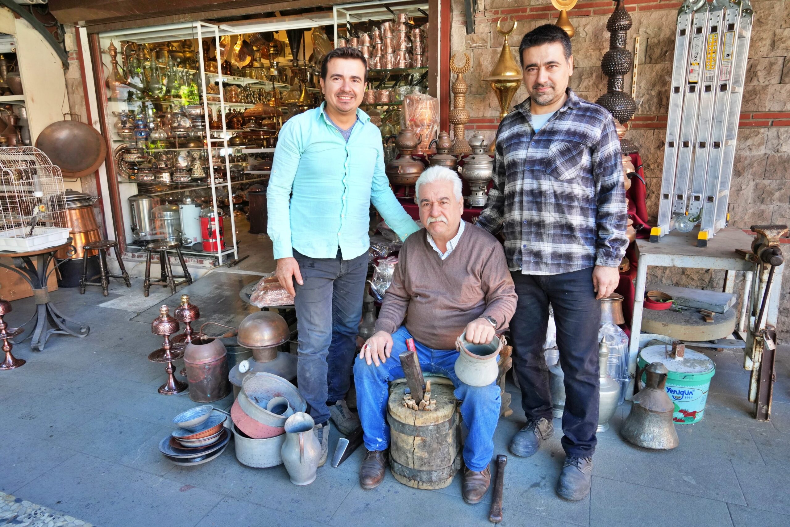 Antalya'da yaşayan Mustafa Kasapkara (60), baba mesleği olan kalaycılığı 53