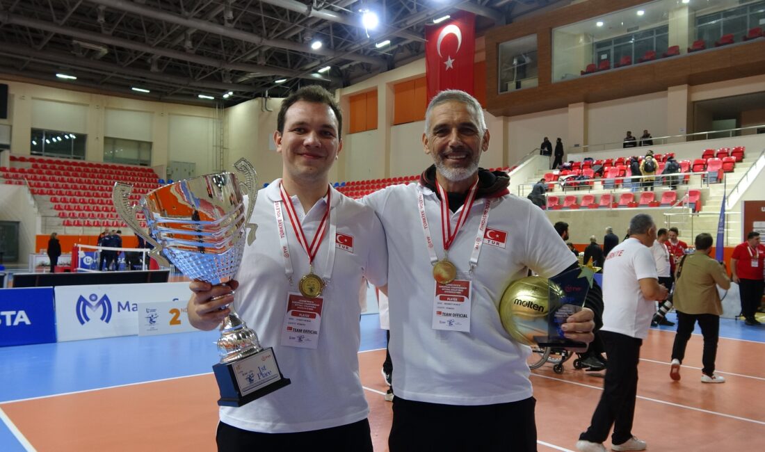 ParaVolley Türkiye Milli Takımı'nda forma giyen Mehmet Yılmaz ve oğlu