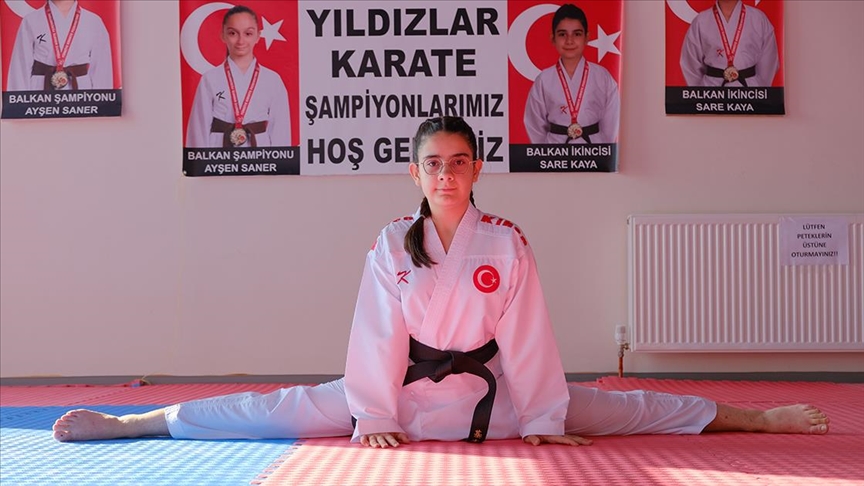 Sakarya'nın Akyazı ilçesinde yaşayan 13 yaşındaki milli karateci Sare Kaya,