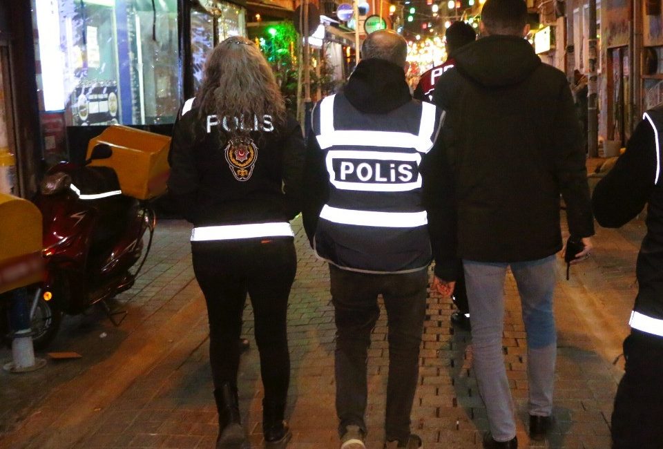Polis ekipleri denetim gerçekleştirdi Eskişehir'de polis ekiplerinin denetiminde aranması olan bir şahıs yakalanırken, şüphe