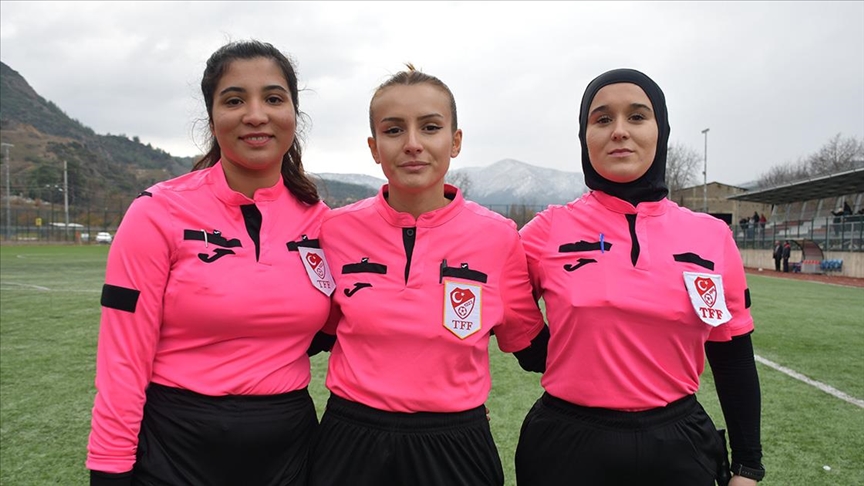 Kentte futbol hakemliği yapan Gaye Avcı, Beyza Nur Uysal ve