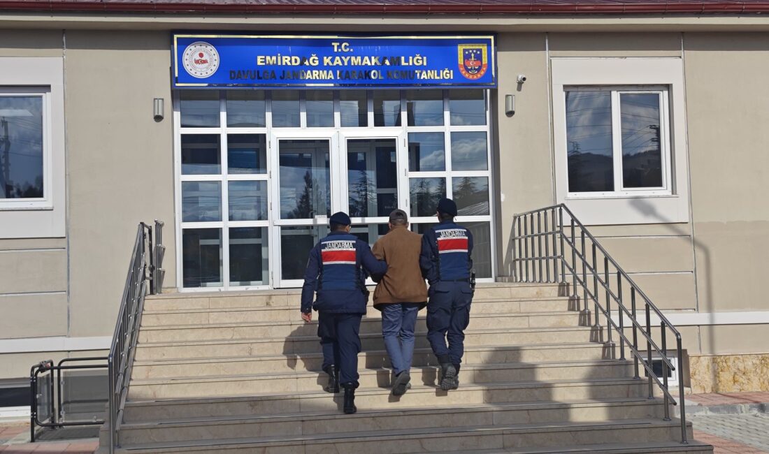 Hayvan hırsızlığından aranan şahsı jandarma yakaladı Afyonkarahisar’da büyük ve küçükbaş hayvan hırsızlığından aranan şahıs jandarmanın takibi