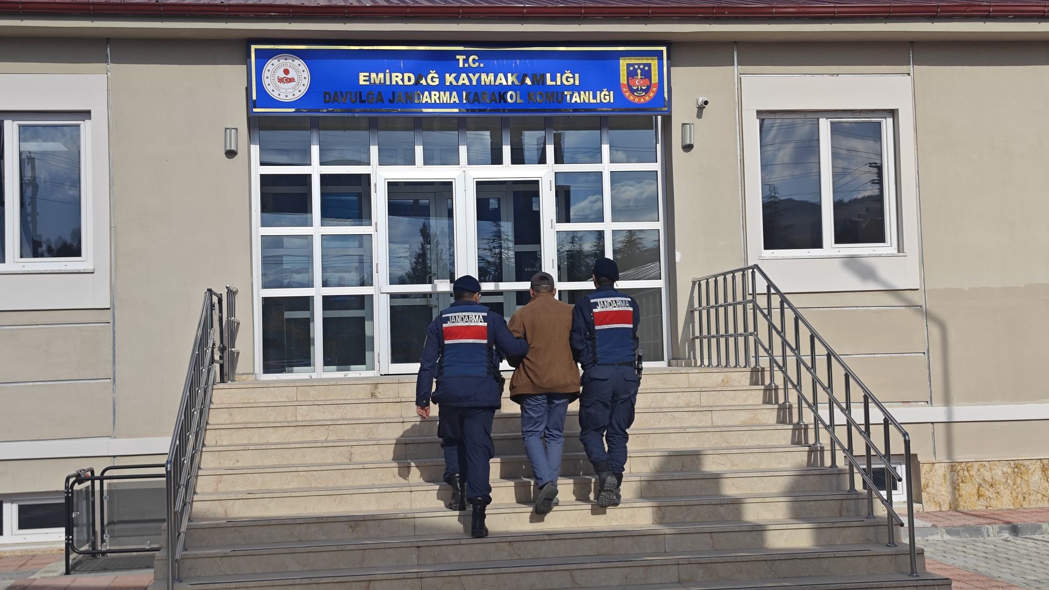 Afyonkarahisar’da büyük ve küçükbaş hayvan hırsızlığından aranan şahıs jandarmanın takibi