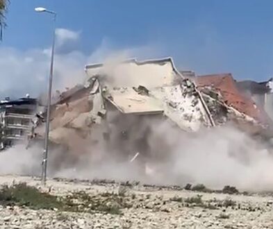 Hatay’ın Defne ilçesinde 7 katlı binanın iş makinesinin dokunuşlarıyla kontrollü
