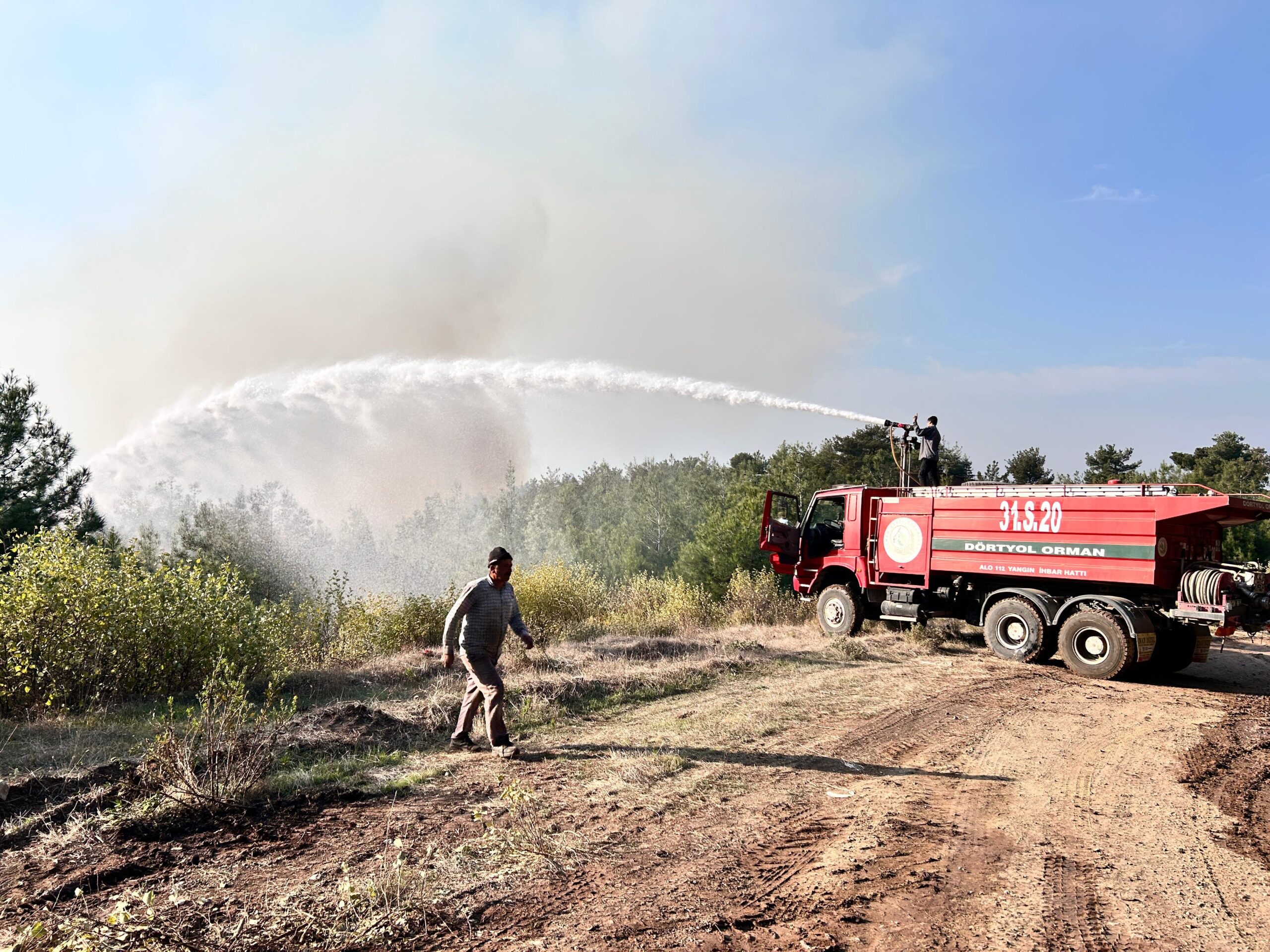 Hatay’da çıkan orman yangını, ekiplerin havadan ve karadan müdahalesine rağmen