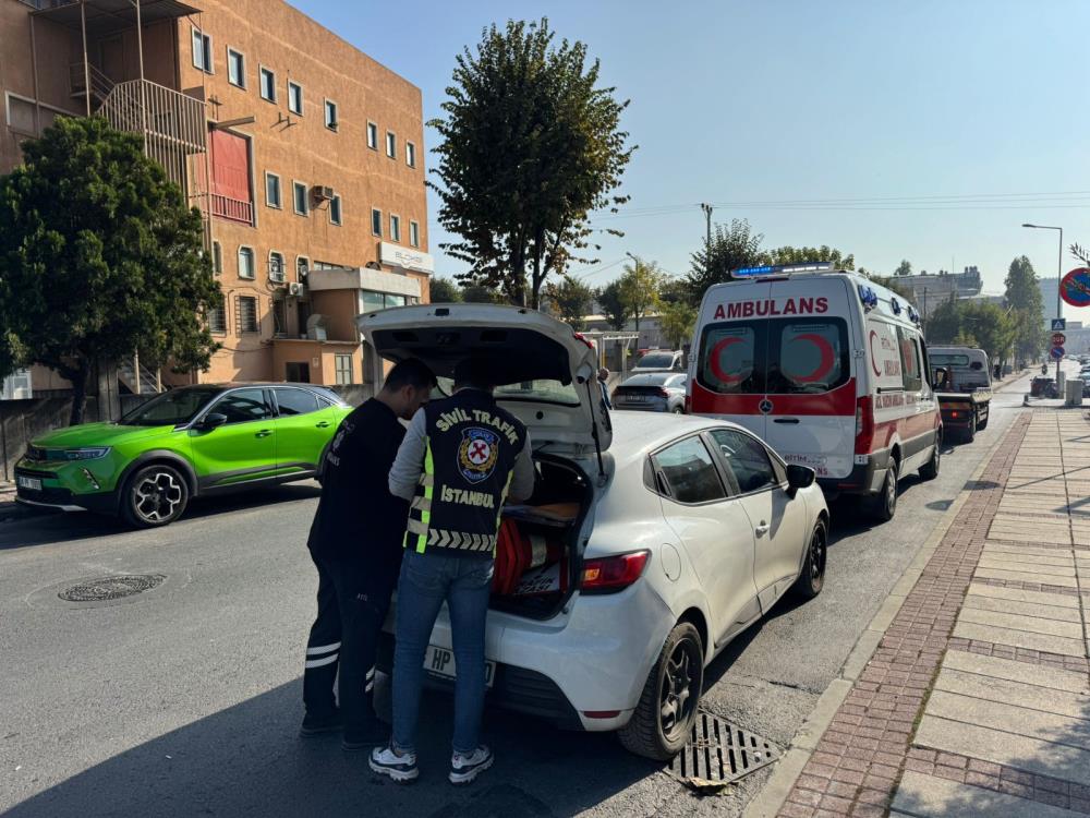 Küçükçekmece’de vakaya giden ambulansa yol vermeyen sürücünün görüntülerinin sosyal medyada