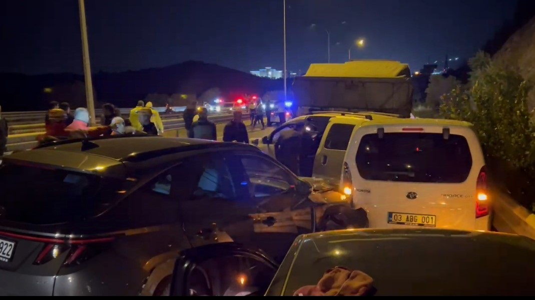 Afyonkarahisar'da 10 aracın karıştığı zincirleme trafik kazasında ortalık savaş alanına