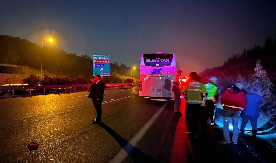 Bursa'da otobanda yolun karşısına geçmek isteyen yaşlı kadına şehirler arası