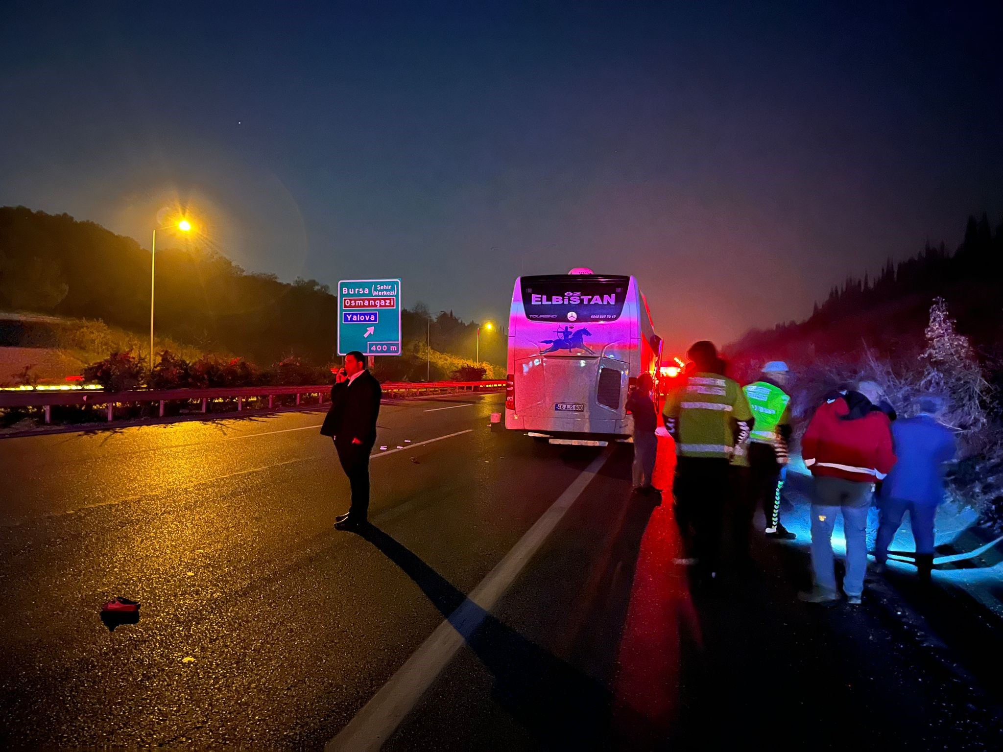 Bursa'da otobanda yolun karşısına geçmek isteyen yaşlı kadına şehirler arası