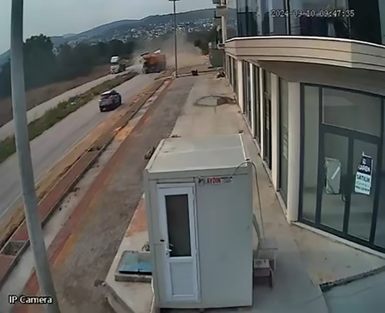 Bursa'da trafik kurallarına uymayan kamyon sürücüleri, kafa kafaya çarpıştı. Çarpışma