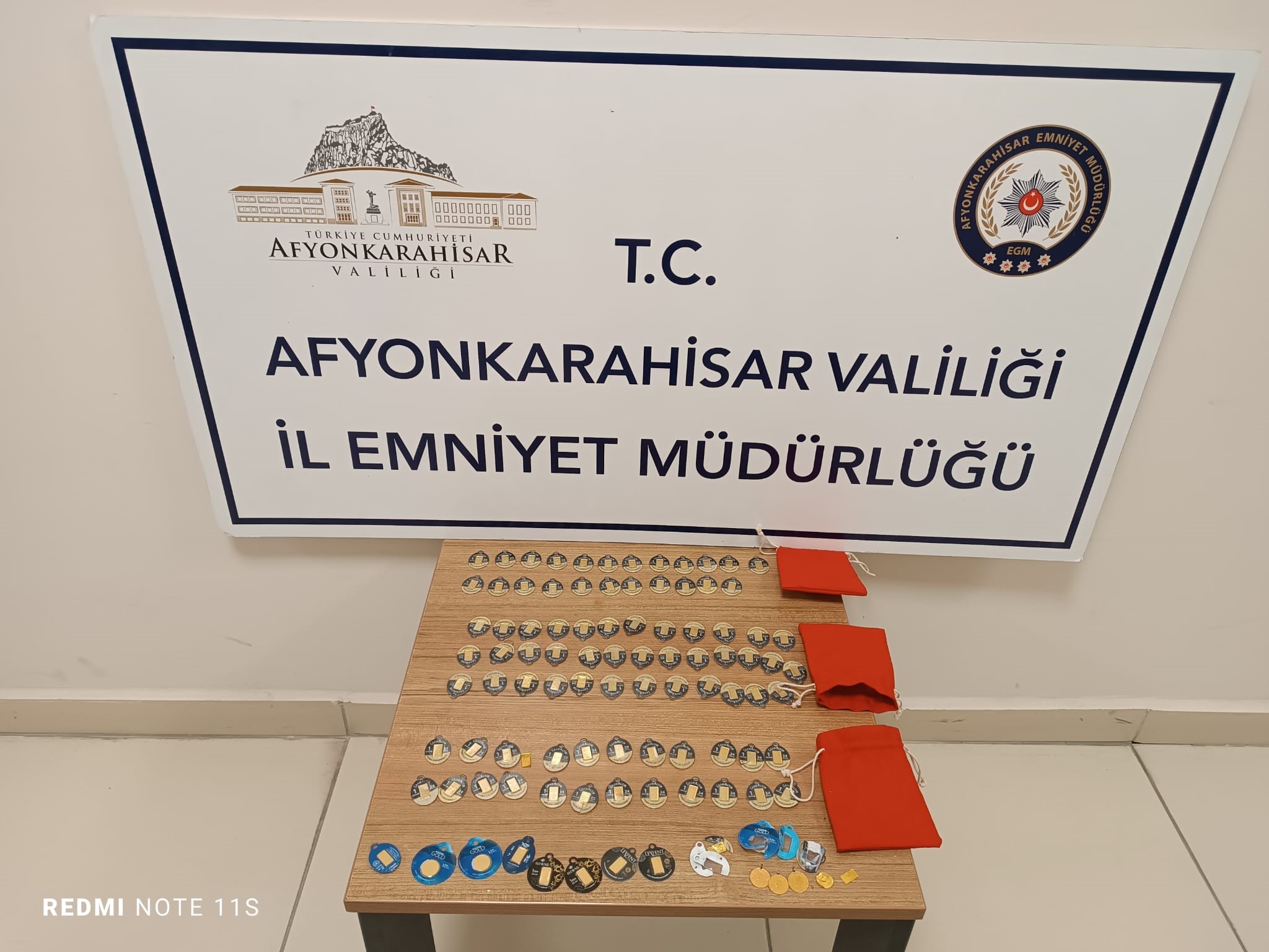 Afyonkarahisar’da kuyumculara sahte altın satmaya çalışan 2 şahıs polisin dikkati